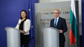 
Междувременно миньори, енергетици и представители на синдикални организации се събраха пред сградата на Културния център в Раднево, където се очаква да се проведе извънредната среща с представители на Министерството на енергетиката и Министерството на регионалното развитие и благоустройството. Тя беше насрочена спешно вчера след възникналото напрежение заради предвиденото гласуване на Плановете за справедлив преход на въглищните региони.
