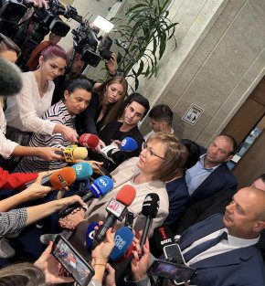 Според нея се вижда ясно скандалът между управляващите 2 партии за това, че от ПП са записали в ПВУ свой кръг от фирми, които да получат големия пай от парите, свои спонсори и че другият партньор се е противопоставил на това