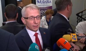 Премиерът увери, че правителството се опитва да направи най-доброто за сектора и призова да се седне на масата за преговори.