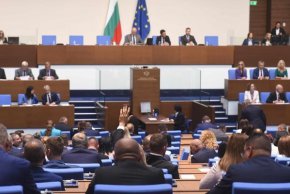 

Иска се и доклад за предприетите действия и постигнатите резултати и подписване на споразумение за справедлив преход със синдикатите в срок до 20 октомври.  