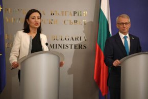 Над 100 милиона евро вече са изгубени безвъзвратно, а други 800 млн. евро са под въпрос заради ненамвременна реакция на правителството, обясни новият български еврокомисар и изключително опитен еврочиновник през последните над 10 г. Илиана Иванова.