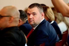 “Забраната обхваща леки автомобили и други превозни средства за превоз на до 10 души, като няма значение дали превозното средство се използва за частни или търговски цели, стига да попадат в обхвата на митническите кодове”, припомни Пеевски.
