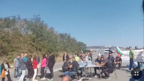 "Да вземем пример от протестиращите край Стара Загора, които не отстъпват и да не направим грешката, която направихте тук в петък и си тръгнахте. Хората там са твърдо решени, стоят там и няма да мръднат", каза Партениотис.
