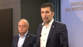 

Изключение се прави за служба "Военна информация", като се допускат две възможности – когато директорът е цивилен и когато е военен, назначаването ще се прави по различен начин - с гласуване в парламента в единия случай и с указ на президента - в другия.