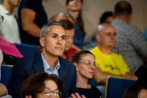 Подуправителят на БНБ от Продължаваме промяната Андрей Гюров, бивш шеф на парламентарната група на управляващата партия, в тотален разрез с висотата на заемания пост и ангажиментите, които той изисква не само към българската национална, но и към Европейската централна банка, се появи на предизборен митинг в Благоевград