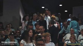 Подуправителят на БНБ от Продължаваме промяната Андрей Гюров, бивш шеф на парламентарната група на управляващата партия, в тотален разрез с висотата на заемания пост и ангажиментите, които той изисква не само към българската национална, но и към Европейската централна банка, се появи на предизборен митинг в Благоевград