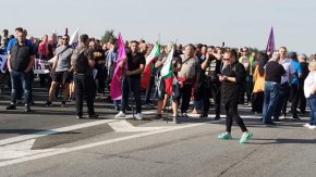 Защото в името на 3,5 милиарда Сглобката иска за зачертае бъдещето на толкова много хора. И като не може да им предложи алтернатива се опита да ги купи с "до 36 заплати".