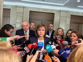
По думите ѝ, има напрежение, но то не е за това как да се подобри състоянието на енергетиката и да се помогне на хората. „Спорът между партиите в „сглобката“ е как да си разпределят фирмите - просто ПП-ДБ бяха предложили оня списък с техни фирми, а партньорите им в уж коалицията скочиха - „ние къде сме и къде са нашите обръчи от фирми“. Това е проблемът, за да се карат в момента. В момента, в който си наместят интересите, ще се укротят”, посочи Нинова.