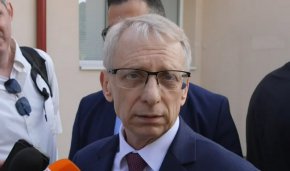 Според Денков част от депутатите искат България да напусне ЕС и заради това твърдят, чене бива да спазваме европейските директиви. Според него има и такива, които “не се интересуват от доброто за хората, а от частно-партийни си интереси”.
