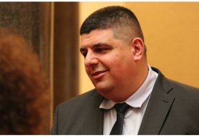 “В момента, в който някой реши да опраска Конституцията за втори път, както през 2015 г., излизаме от това управление”, закани се депутатът.