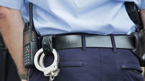 
Столичен полицай окончателно е осъден за подкуп от 850 лв. Върховният касационен съд остави в сила решението на апелативните съдии и така униформеният получава условна присъда от една година и глоба от 2000 лв, съобщи Лекс.