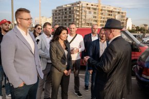 
“Овча купел” бе единственият квартал, който беше изключение в това отношение, но е на път да се превърне в един от многото стихийно застроени, пренаселени и със замърсен въздух места. Строят се жилищни сгради в междублоковите пространства, узаконяват се строежи в нарушение и с нашите пари се строят пътища до незаконно появили се сгради, сигнализираха местните жители.
