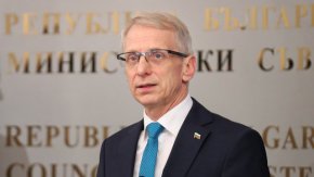 
"Без ГЕРБ и ДПС няма как”, заяви премиерът Николай Денков след въпрос от социалните мрежи за това как той гледа на подкрепата от Сараите за кабинета. "Не е важно черна или бяла е котката, важното е да лови мишки", цитира китайска поговорка той.
