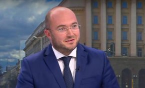 „Неслучайно през този мандат успяхме да приемем най-мащабния план за изграждане на тротоари в София с гарантирано финансиране, това е включено и в програмата ни  - 100 км годишно нови тротоари. 100 км годишно гарантирано финансиране в тази програма, за да няма ремонт на ремонта“, каза той.