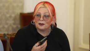 
В думите й, които разчитат като лично мнение, а не като отричане на самото право на самоопределение и равнопоставеност на представителите на ЛГБТ общността, върховните съдии виждат желанието на певицата да разграничи участниците в гей парадите и хората с хомосексуална ориентация. 