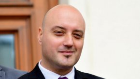 Напомняме, че във вторник Венецианската комисия попиля промените в Конституцията. От там определиха мотивите на БГ властите, като “кратка обяснителна бележка”.