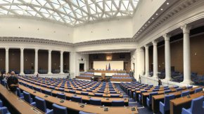 
Това е първият внесен вот на недоверие срещу кабинета на премиера Николай Денков. В мотивите на вносителите се казва, че настоящото българско правителство е изпратило на Европейската комисия Териториалните планове за справедлив преход, които противоречат на редица взети решения в парламента, а на 13 септември тази година Министерският съвет прие пътна карта за климатична неутралност.