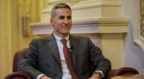 Подуправителят на БНБ Андрей Гюров, освен че присъства тези дни на предизборно събрание на Продължаваме промяната в Благоевград и до петък фигурираше в Изпълнителния съвет – ръководния орган на партията, фигурира в регистрите и като съсъбственик в действащата фирма Йонтех инженеринг.