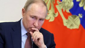 "Едностранчивата линия на САЩ в продължение на много години тласкаше ситуацията в задънена улица", добави Путин, като отбеляза, че "заселническата дейност" на Израел е допринесла за прекъсването на мирния процес.