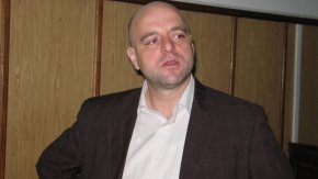 

Късно снощи 16-годишната им дъщеря съобщава на телефон 112, че открила майка си в безсъзнание.
