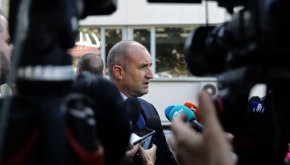 Жизненоважната част на неявната програма е ултиматумът за цялост на сглобката чрез опрощаване на старите грехове на коалиционните партньори и тяхното избелване. Всичко това се маскира зад шумни, ежедневни клетви в евроатлантизъм, които всъщност възпрепятстват европейското развитие на България, защото непрекъснато генерират евроскептицизъм и осуетяват пълноценната ни европейска интеграция. Явно решението вчера на Народното събрание е да продължи този грозен политически театър, отблъскващ здравомислещите хора, коментира президентът Румен Радев.
