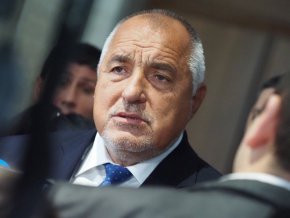 През януари страната ни набра 1,5 млрд. евро от външните пазари в условията на удължителен закон, с което тогава се изчерпа възможността за нови заеми към онзи момент. Така бе изпусната и възможността необходимият дългов ресурс да бъде набавен на по-изгодна цена.