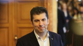 Петков обясни изказването на Борисов и с течащата в момента предизборна кампания. "Едно нещо мога да кажа. Една стара песен, Батальонът се строява е вече стар хит и не е толкова актуален", коментира Петков. "Никой няма да ни строява пред никакви стаи", категоричен бе той.