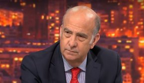 
"Говорим за политика, за това какво можем да прави заедно. Мисля, че той разбира, че САЩ и България могат да постигнат много положителни неща заедно. Смятам, че е фокусиран върху доброто партньорство", посочи посланикът."
