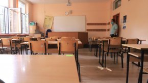 Затварят училища при няколко деца с К19