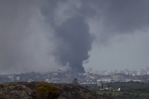 Дим се издига след израелски въздушен удар в Газа, гледан от южната част на Израел на 17 октомври. Ариел Шалит/АП