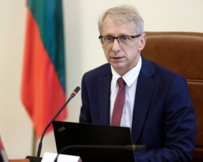 Премиерът отправи призив за диалог. „За съжаление до момента има една институция, която не се включва в този процес и това е президентството. Разочароващо е . Предвид ситуацията, която се развива около нас, това би могло да бъде и доста вредно“, каза той.
