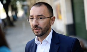 
Точно преди месец, на 17 септември, коалицията ГЕРБ-СДС се регистрира за участие на местните избори в София. Седмица по-късно стана ясен и кандидатът на двете партии за столичен кмет – Антон Хекимян, до момента посветен на журналистиката, и както сам казва във фейсбук - обичащ хората, с които те среща съдбата и учещ се от живота на истинските хора. 