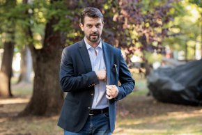 
Истинска дигитална революция обещава независимият кандидат за кмет на район "Лозенец" Атанас Минев. В неговата програма е включено мащабно навлизане на цифрови услуги за гражданите. Ваденето на всякакви документи от общината ще може да бъде извършвано от всеки гражданин без да се налага излишно разкарване и висене по опашки.