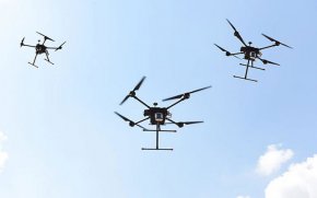 
"Изучаваме уроците от Украйна, където масово се използват безпилотни системи и т яхната употреба ще залегне в програмата за инвестиции" заяви от Пловдив министърът на отбраната Тодор Тагарев. 