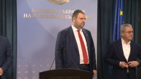 

    "Ще внесем изменения в закона, че ще поставим под управление базата за съхранение на горива на Държавна агенция "Държавни резерви и военновременни запаси", за да може всички да имат достъп до тези складове и да освободим България от монопола върху базите за съхранение на "Лукойл"", каза Пеевски.