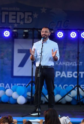 „Изграждаме седем нови парка с обща площ над 140 дка“, съобщава в предизборна среща със столичани Антон Хекимян. В слънчевия октомврийски ден кандидатът за кмет на София, издигнат от коалицията ГЕРБ-СДС, убедено заявява пред насъбралите се посетители в Южния парк, че да е зелена София е негова „лична кауза, за която ще работя през следващия мандат в Столичната община“.