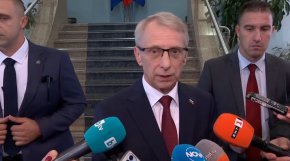 
    "Изключването на България и на Румъния от Шенген, разбира се ощетява българските и румънските граждани, но то ощетява и гражданите на другите държави", категоричен е министър-председателят.
