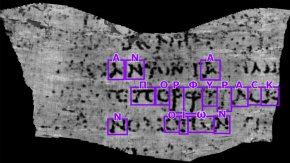 
Думата "πορφυρας" или "porphyras", която на гръцки означава лилав, е открита първа от студента по компютърни науки от Университета в Небраска Люк Фаритор, който участва в състезанието, което призовава участниците да приложат техника, известна като "виртуално опаковане", върху два свитъка, пуснати на сайта, в опит да разшифроват скритите думи.