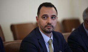 

“Ако не ги внесат, глобата е 10 000 лева. В момента няма механизъм, по който да се плати отстъпката от 73 стотинки за литър."

 