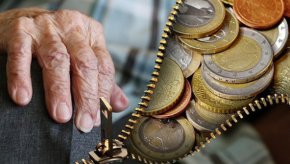С последните промени, които бяха направени в специалната методика за определяне размера на линията на бедност, актуализацията му се прави в съответствие с изследването на Евростат "Статистика на доходите и условията на живот".
