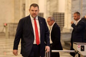 Премиерът Николай Денков е изпратил искания от Бойко Борисов и Делян Пеевски писмен отговор относно споразумението с енергетиците.

