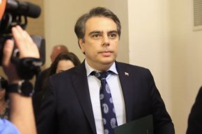 
    “Единствените данъци от там, които трябва да гледаме, са корпоративен данък и солидарната вноска. 154 млн. корпоративен данък е внесен заедно със солидарната вноска тази година”, заяви Василев.