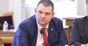 
Искаме да знаем всичко дотук – всички факти и обстоятелства, свързани с работата на кабинета, председателстван от Николай Денков за присъединяването на България към Шенгенското пространство, се казва в писмото.
