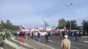 


Стотици работници в "Лукойл Нефтохим" блокираха изхода на Бургас в посока София. Протестът им започна с изпълнение на българския химн. 

Причините за недоволството е несигурността, свързана с дерогацията на руски петрол. 

Нефтохимиците твърдят, че ако тя бъде отменена, рафинерията ще спре работа.