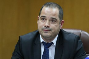 
Главният секретар на МВР Живко Коцев коментира, че най-много сигнали за изборни нарушения постъпват от областите Бургас, Варна, Монтана, Враца и София. Той увери, че всеки един постъпил сигнал се проверява. "В края на миналата седмица имаме първа осъдителна присъда по бърза процедура на територията на Плевен", каза Коцев. Около 15 500 служители на МВР ще обезпечат охраната на изборните секции.
