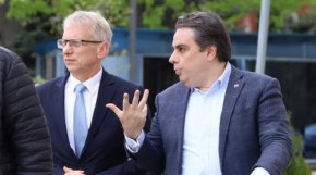 
Като членове на митническия съюз европейските държави не могат да въвеждат помежду си мита, нито едностранно да налагат "всички такси с равностоен на мито ефект", се казва в съобщение на президентската пресслужба.