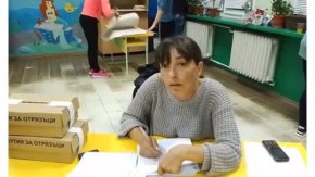 
В скандалния запис се вижда как председателят на комисията от ПП-ДБ Моника Йорданова, мислейки си че са изключили видеонаблюдението, подправя бюлетини в интерес на определени кандидати.