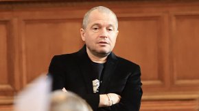 
На заседанието в НС бе предвидено да се изслуша шефът на ДАНС Пламен Тончев, който обаче не дойде. Вместо него се появи Виолета Андреева от ДАНС, но тя не коментира.
