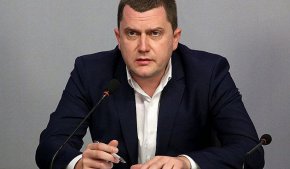 
    "Перник е в добрите класации на финансовото министерство и това ще продължи в следващите години. Най-голямата победата за перничаните беше, че се обединихме като семейство. Тази подкрепа, която получих и начинът, по който се почувствах в неделя го пожелавам на всеки един политик", коментира той.
