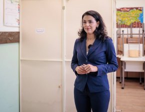 Кандидатът на левицата за кмет на София Ваня Григорова пише в отворено писмо до него, че го очаква на дебата днес, организран от БНТ и bTV от 20,00. Часове преди това писмо обаче от щаба на Терзиев заявиха, че предлагат дебат между Васил Терзиев и Ваня Григорова, но... по тройки. 